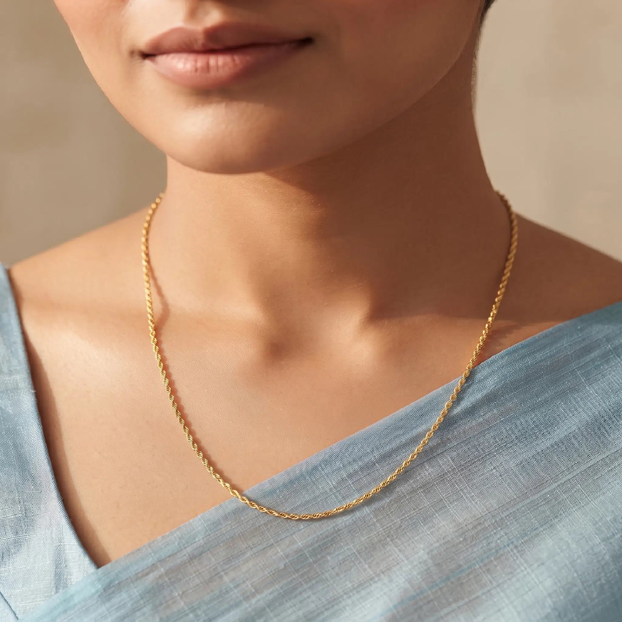classic gold plated textured cable chain on woman DCN5379